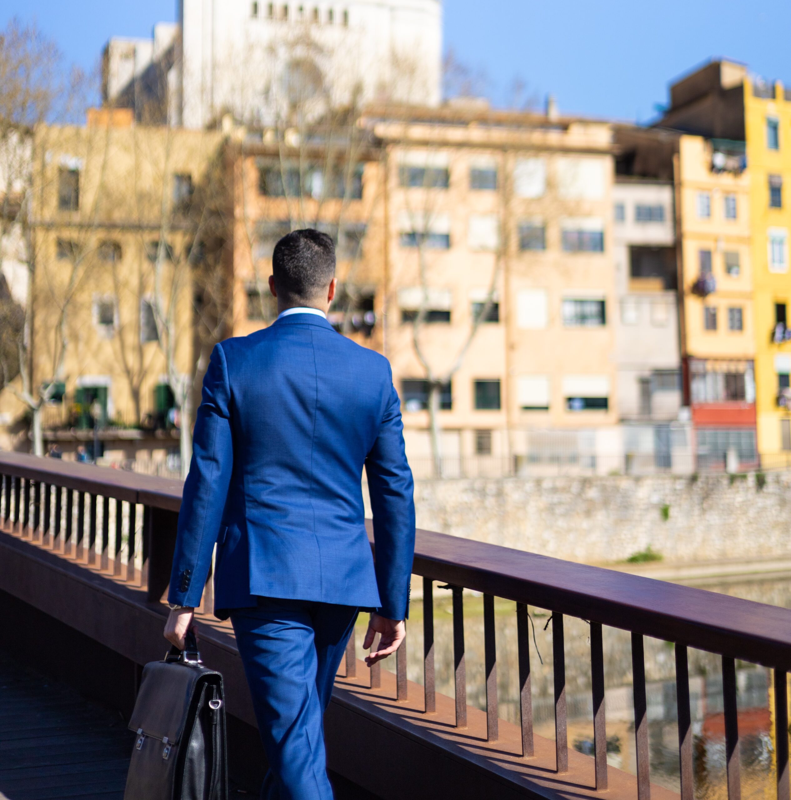 Fotografia de l'advocat Antoni Garcia Pinto caminant per Girona